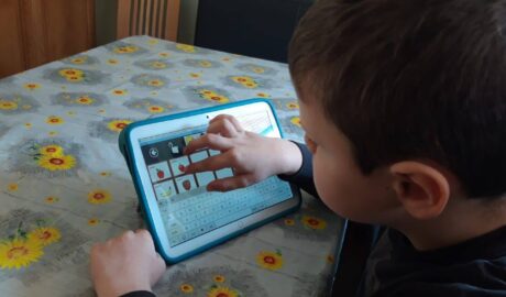 Autizmus – AAK komunikačná pomôcka Rozsvieť MODRÉ SVETLO v noci z 1. na 2.aprí...