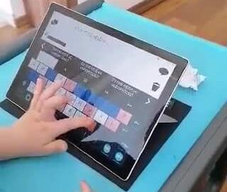 Dodko, 7r., NKS Práca na počítači so špeciálnym programom na hlasový výstup. Fa...