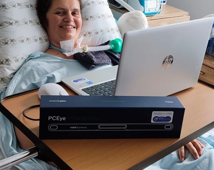 Krásna Angelika  s dg. ALS sa usmieva a komunikuje pomocou prístroja Tobii PCEye...