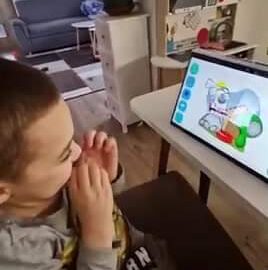 ,,Sebík napreduje už nestláča všetky tlačidlá v programe Aj dieťa s autizmom sa vie učiť Tento krásny program Grid 3 nám veľmi pomáha s porozumením reči” Ďakujeme maminke za spätnú väzbu #NKS #autiz...