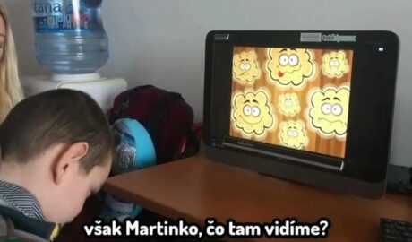 AAK – alternatívna komunikácia Chlapček trénuje pozornosť pomocou aktivít progr...