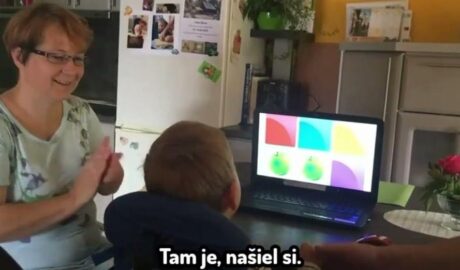 AAK – alternatívna komunikácia Chlapček trénuje pozornosť pomocou aktivít špec...
