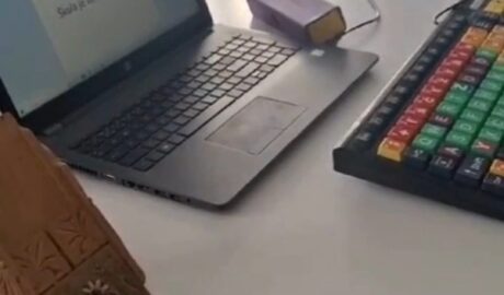 Špeciálna klávesnica JUMBO s veľkými farebnými klávesami uľahčí písanie na počít...