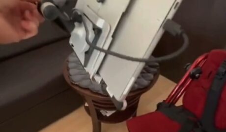 Špeciálny teleskopický držiak na tablet/PC umožňuje ľahšie polohovanie pri bezdo...