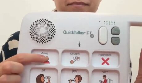 Jednoduchý komunikátor QuickTalker s moderným robustným dizajnom pre každodenné ...