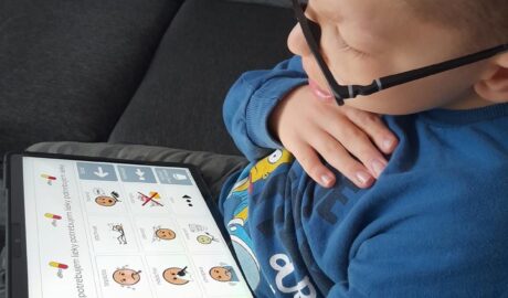 Autizmus, PAS, NKS - augmentatívna a alternatívna komunikácia Komunikácia s por...