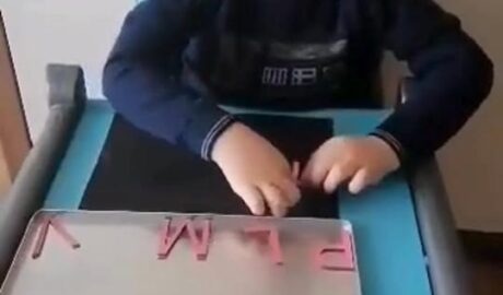 Chlapček sa učí slabiky - narušená komunikácia a nácvik pozornosti Mamička trpe...