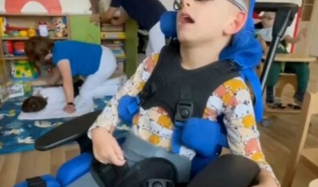 Dominik s DMO sa učí komunikovať v materskej škole Komunikačná pomôcka s program...