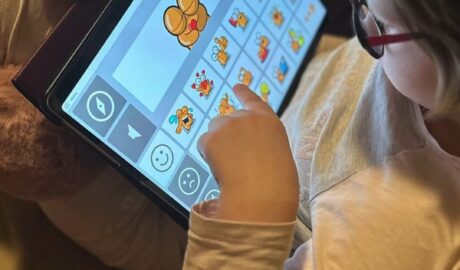 Grid 3 - SIMOJI rozveselia každé dieťa Veselé SIMOJI takto rozveselili Miu Mia...