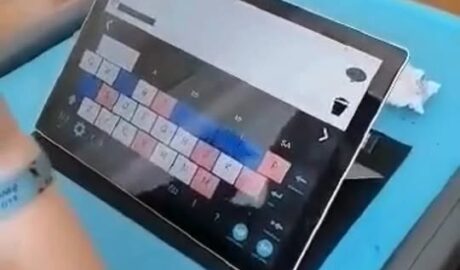 Práca na počítači so špeciálnym programom na hlasový výstup Farebné zvýraznenie...