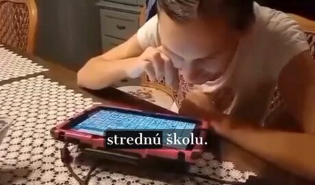 Alexandra používa dotykovú pomôcku s hlasovým výstupom na komunikáciu s rodinou ...