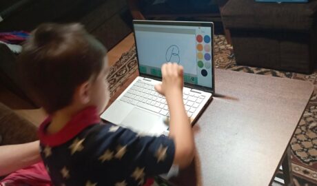 Vilko sa teší V programe Grid 3 objavuje farby a píše písmenká Nácvik pozornos...