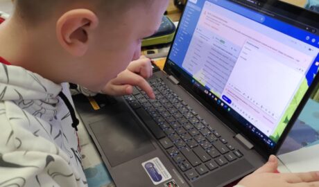 Dodko už piaty rok používa Grid 3 program na hlasový výstup komunikuje s porozum...