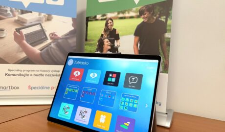 Dotyková komunikačná pomôcka tablet Ľahká prenosná komunikačná pomôcka s progr...