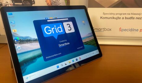 Jakub, Kubko, z IDEA - DSS Prakovce dostáva modernú AAK dotykovú pomôcku na zle...