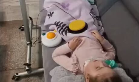 Klárka používa BIGtrack - asistenčnú počítačovú myš a spínač Ľahšie ovládanie p...