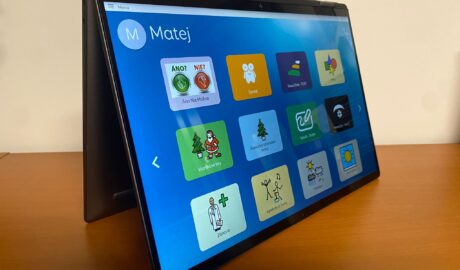 Matej sa teší  Získal dotykovú komunikačnú pomôcku, ktorá mu uľahčí písanie a ko...