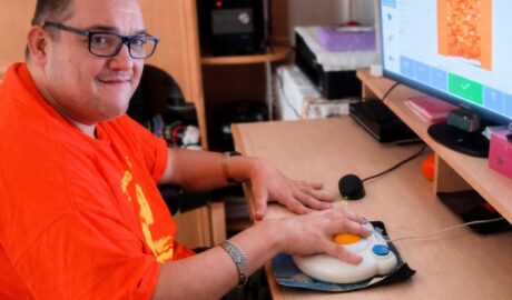 Michal roky používa Bigtrack veľkú počítačovú asistenčnú myš V programe Grid 3...