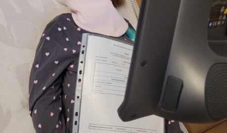 Sonička sa teší z polročného vysvedčenia  
Vďaka zriadeniu TD I-Series  Tobii Dy...