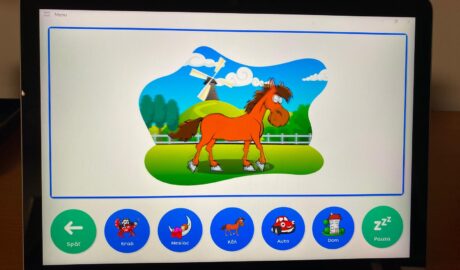 Timea sa teší dostala komunikačnú pomôcku dotykový tablet s programom Grid 3 -...