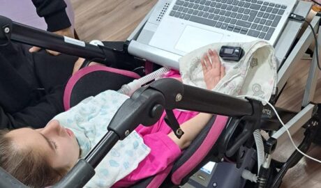 Saška komunikuje s rodinou očami  Pomocou prístroja TD PCEye  Program Grid 3 jej...