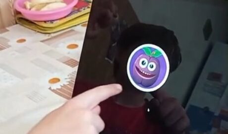 Anka trénuje pozornosť  učenie hrou   aktivita v Look to Learn programe  A deň j...