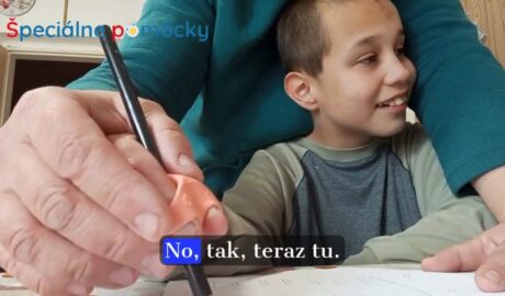 Autizmus a vzdelávanie  Trpezlivá mamička pomáha synčekovi zvládať prvé ťahy cer...