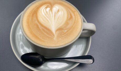 Príjemný relax pri káve nám prináša nové nápady a myšlienky o AAC/AAK  ADROS a A...