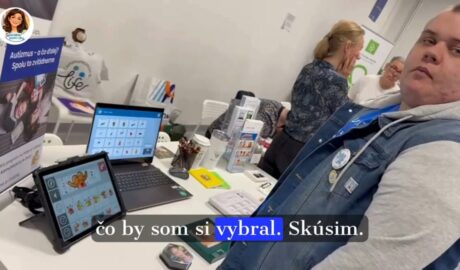 Ivana Hujsi  Ľubko testuje dotykovú pomôcku a program Grid 3  Augmentatívna a al...